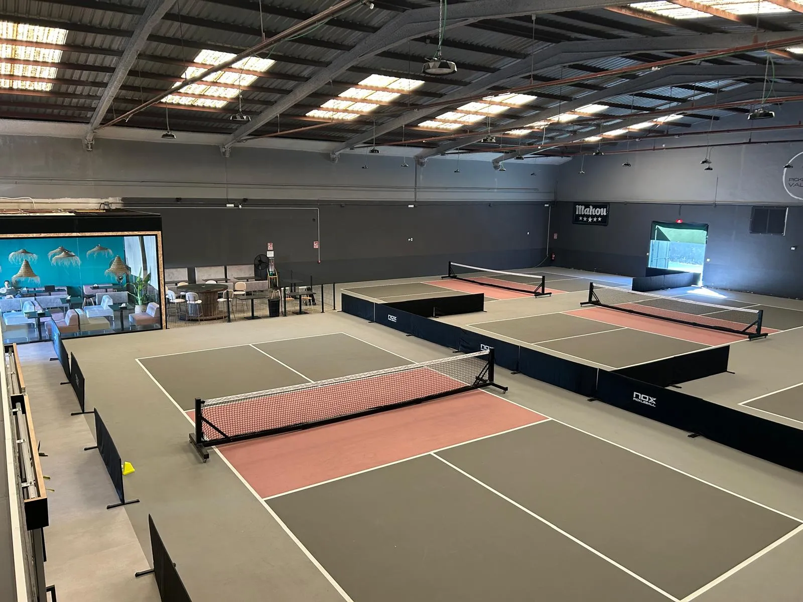 Vista general de las pistas indoor del Club Pickleball Valencia